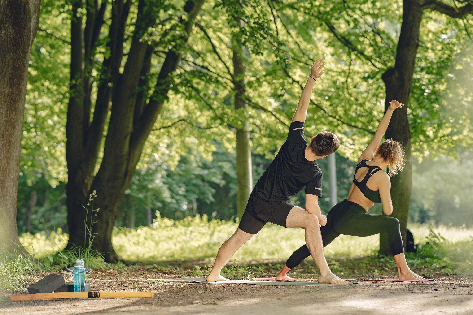 Persone che praticano stretching all'aperto in un parco