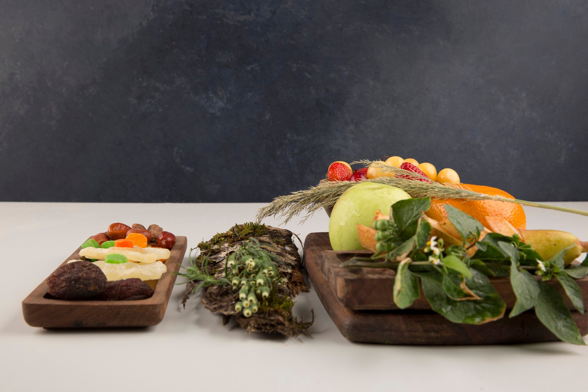 Tavola con alimenti freschi e naturali disposti con cura